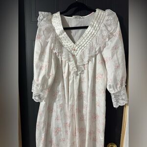 Komar woman’s White and Pink Floral Nightgown